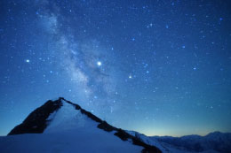 長野　雪の山頂と星空