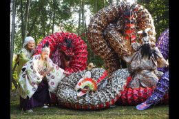 公益財団法人ポーラ伝統文化振興財団 40周年企画展
「無形にふれる」（写真：有福神楽保持者会「大蛇（おろち）」